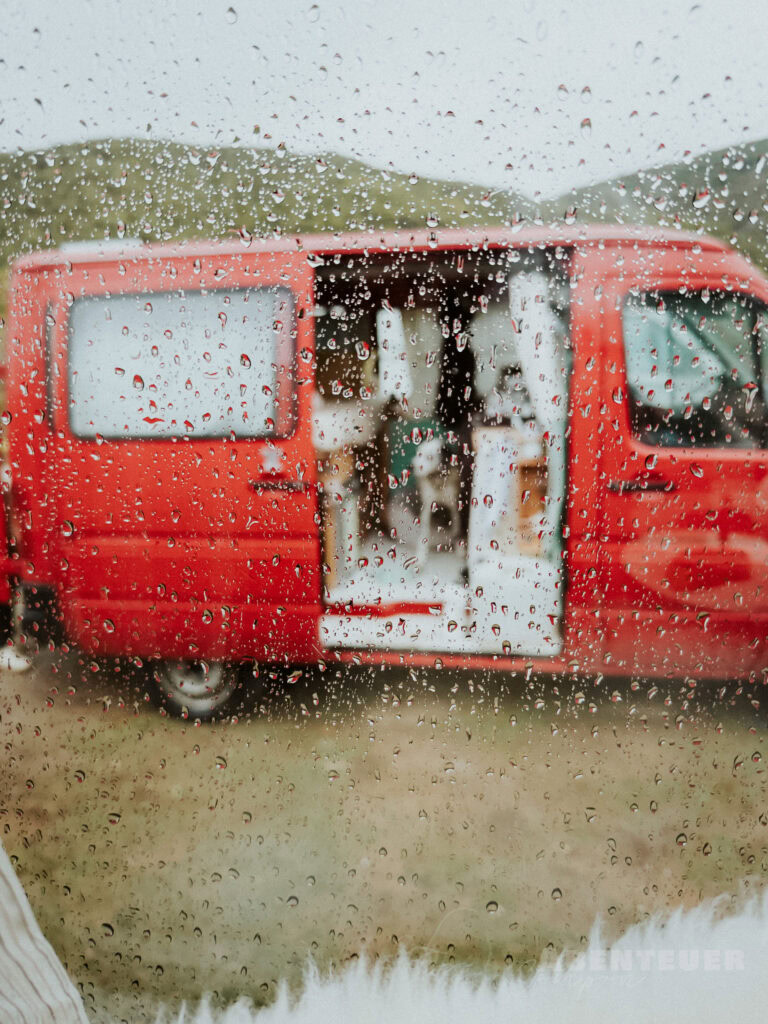 Abenteuercampen mit Blick auf heiße Quellen, ideal für Natur- und Wellnessliebhaber.