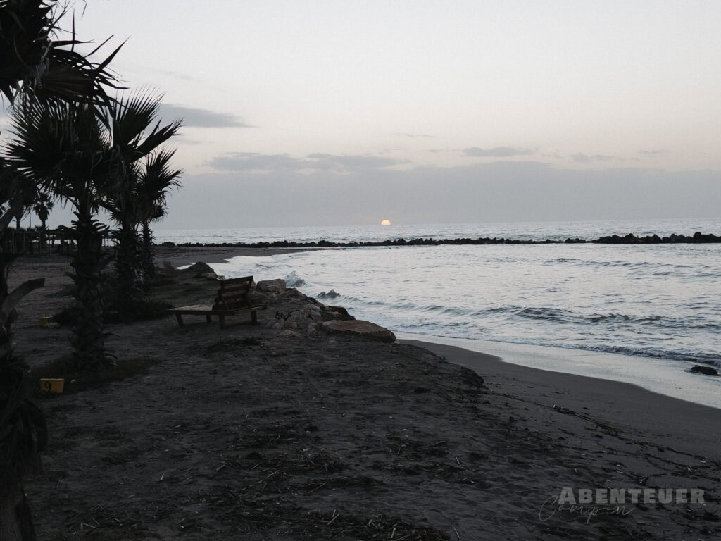 Entspannen bei den heißen Quellen am Seeufer während des Abenteuercampings.