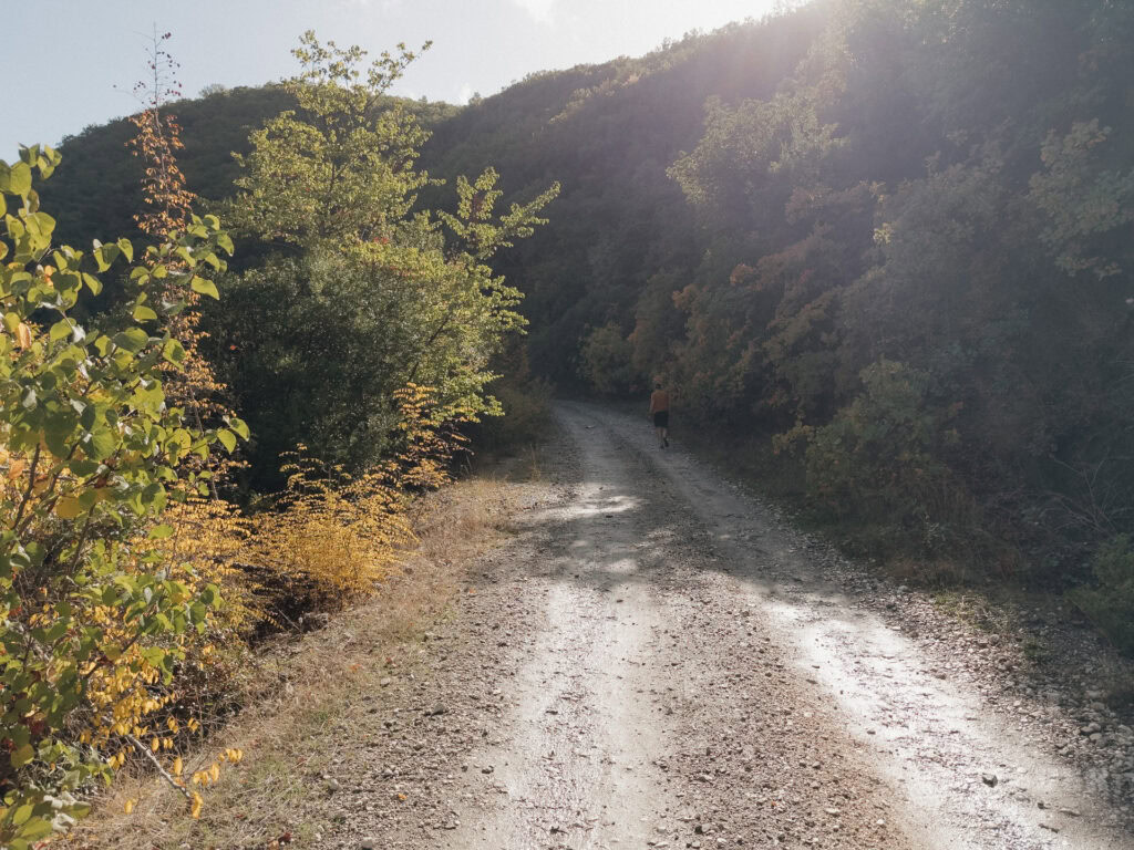 Abenteuercampen in der Nähe der heißen Quellen, umgeben von Natur und Ruhe. Perfekt für ein unverges.