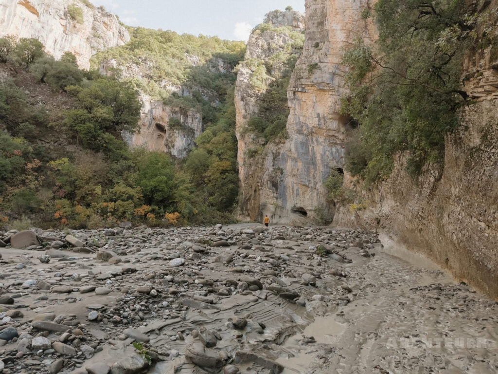 Naturerlebnis beim Abenteuercampen in der Nähe heißer Quellen, umgeben von Felsen und Wald.