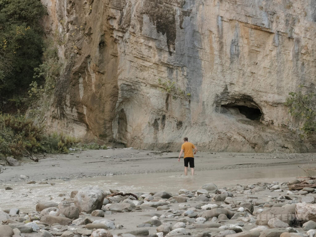 Heiße Quellen in der Natur, ideal für Abenteuercampen und Entspannung.