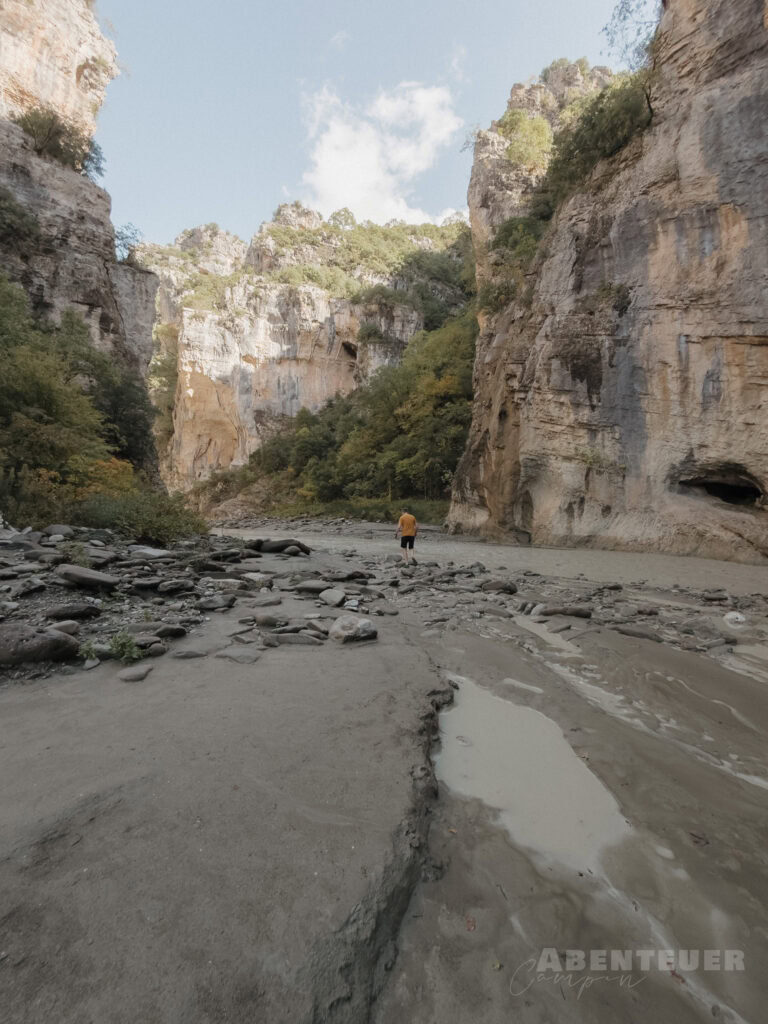 Abenteuercampen, heiße Quellen, Naturerlebnis, Canyon, Outdoor-Abenteuer, Entspannung, Natur, Wasser.