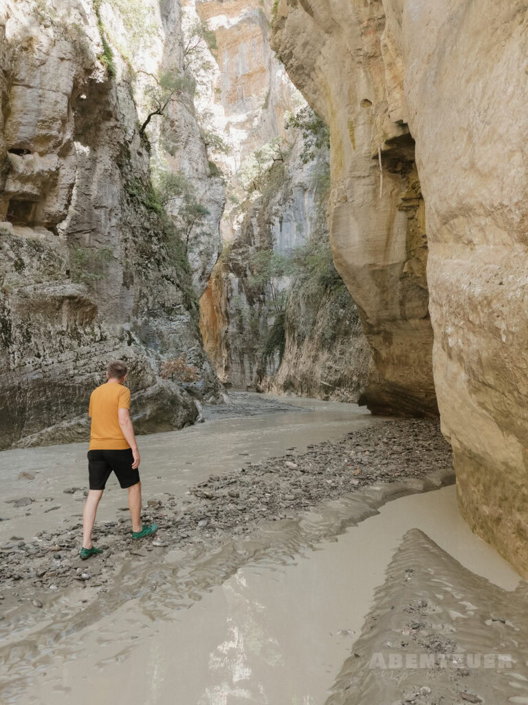 Abenteuercampen, Tag 15: Erkundung der heißen Quellen in einer beeindruckenden Schlucht.