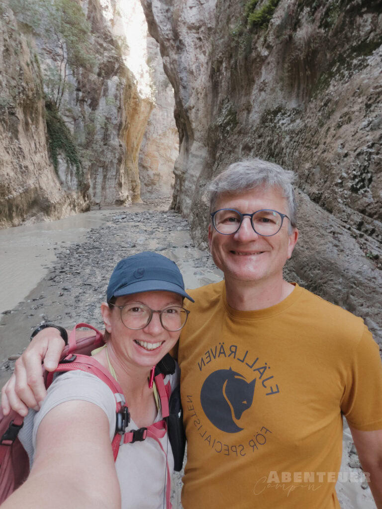 Heiße Quellen in der Natur, perfekt für Entspannung und Abenteuer.