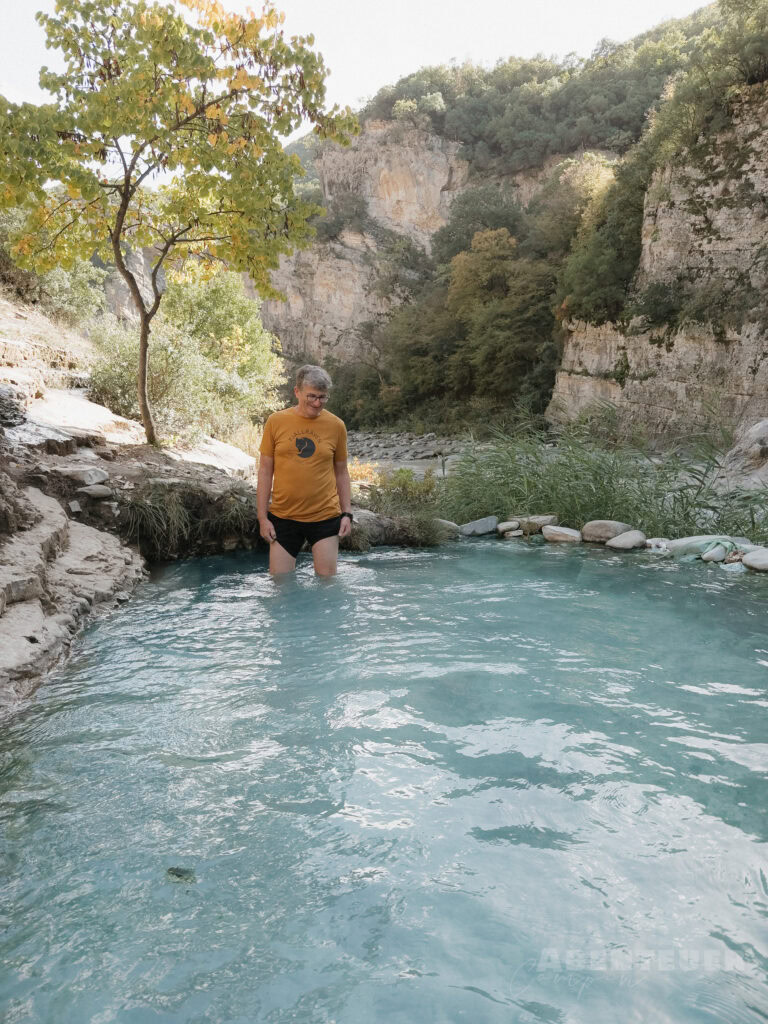 Heiße Quellen in der Natur, ideal für Abenteuercampen und Entspannung im Wasser.