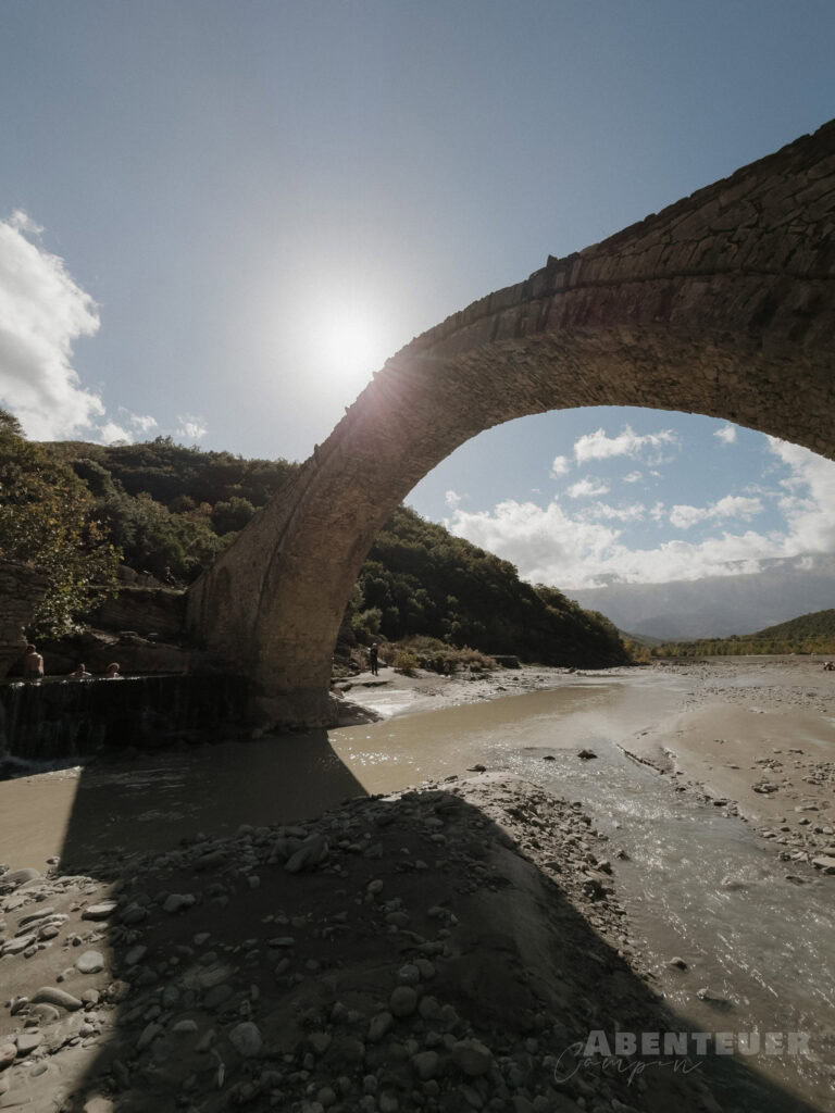 Heiße Quellen bei Tag im Naturpark.
