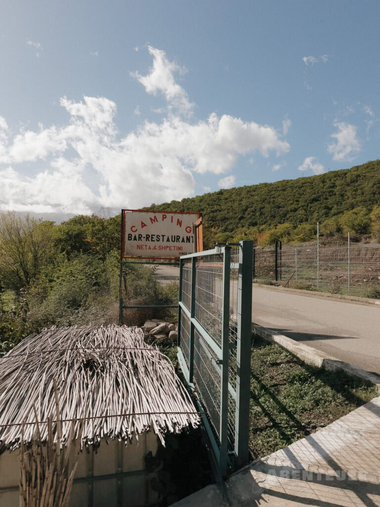 Heiße Quellen bei Abenteuercampen in der Natur.