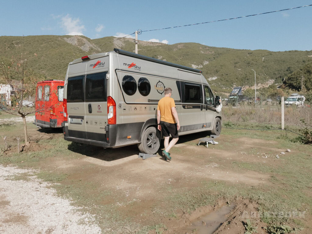 Camper bei heißen Quellen, Natur, Berge, Outdoor-Abenteuer, Camping in Österreich.