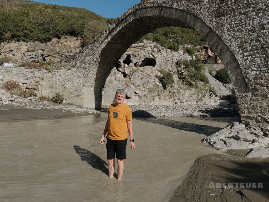 Abenteuercampen bei den heißen Quellen mit Brücke im Hintergrund, Naturerlebnis in Österreich.