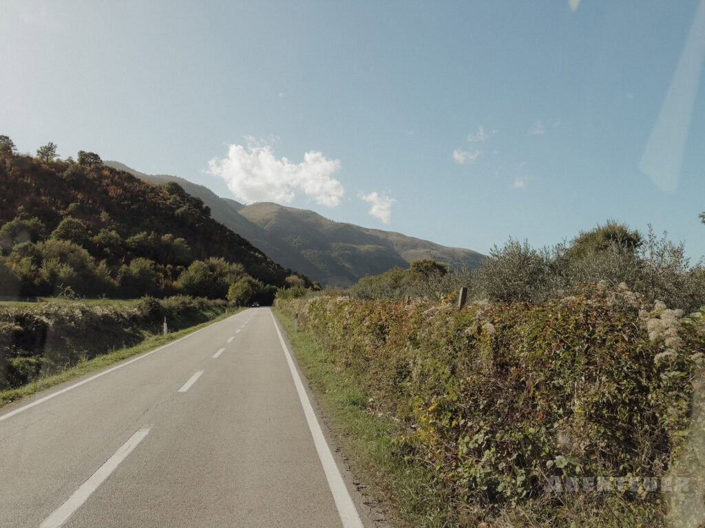 Abenteuercampen in der Nähe der heißen Quellen, umgeben von Natur und Bergen. Perfekt für ein unverg.