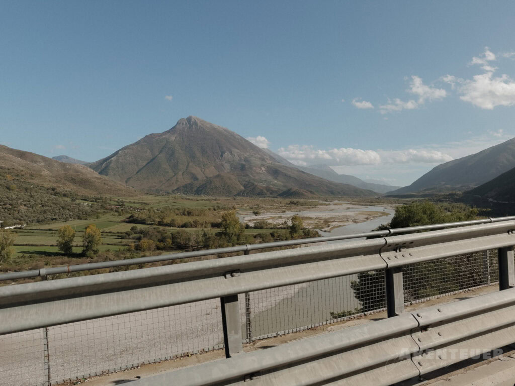 Blick auf heiße Quellen inmitten der Berge, ideal für Abenteuercampen.