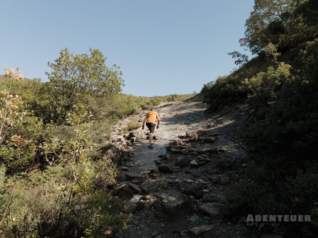 Abenteuercampen, Tag 15: Wanderer auf steilem Pfad zu den heißen Quellen.