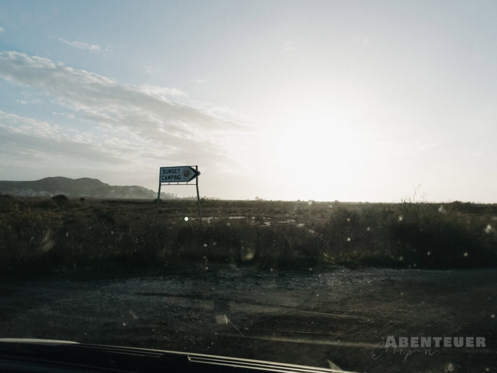 Blick auf heiße Quellen in der Natur bei Sonnenuntergang, ideal für Abenteuercampen.