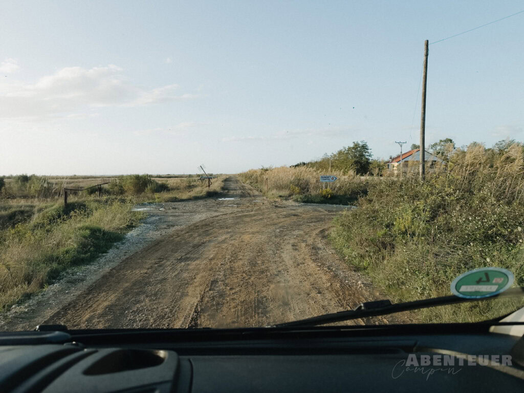 Blick auf unbefestigte Straße nahe den heißen Quellen, Natur und Abenteuer in der Region.